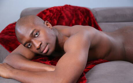 Il bottino nero Kareem Williams posa nudo e mostra il sedere stretto