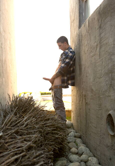 Beefy Jake Henry jack off his dick outdoor