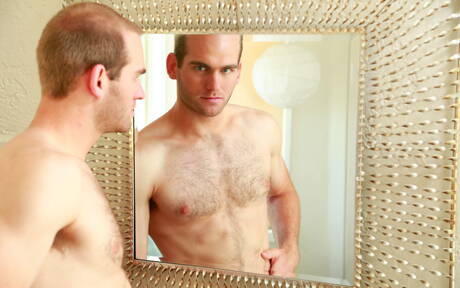 Os simpáticos rapazes americanos, o jovem Colton Phobos e o musculoso Jonah Marx, transando depois de chupar o pau