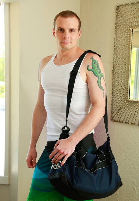 Os simpáticos rapazes americanos, o jovem Colton Phobos e o musculoso Jonah Marx, transando depois de chupar o pau