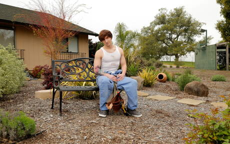 Les beaux garçons américains Brandon Moore et le jeune Scotty Zee baisent après avoir sucé une bite à l