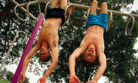 Les beaux mecs américains Evan Parker et le jeune Kody Knight se font baiser le cul dans le bain