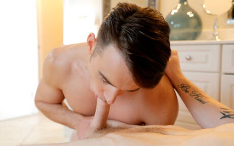 Les beaux garçons américains Addison Graham et le costaud Markie More dans une action homosexuelle torride dans la salle de bain