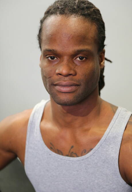 Der muskulöse Ebenholz-Ray Anthony zieht sich aus und zeigt seinen schönen Hintern