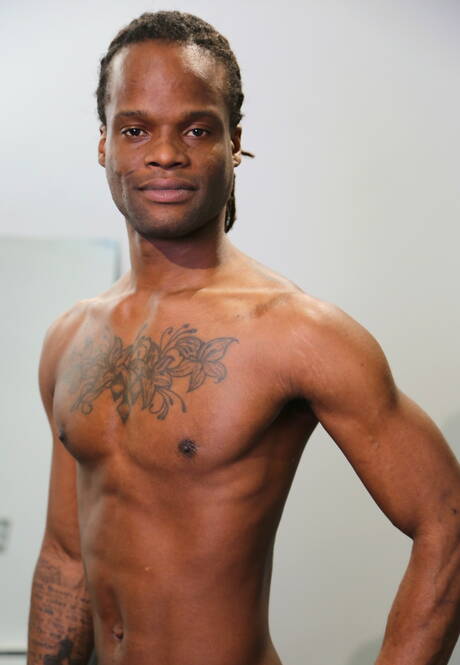 Der muskulöse Ebenholz-Ray Anthony zieht sich aus und zeigt seinen schönen Hintern