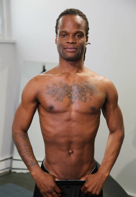 Der muskulöse Ebenholz-Ray Anthony zieht sich aus und zeigt seinen schönen Hintern