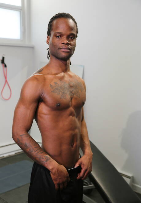Der muskulöse Ebenholz-Ray Anthony zieht sich aus und zeigt seinen schönen Hintern