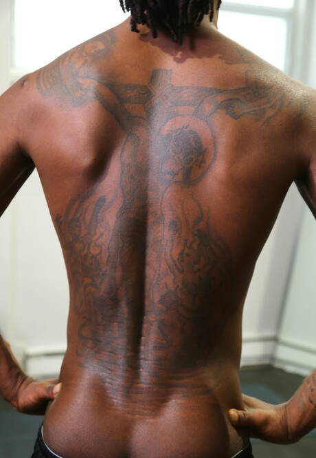 Der muskulöse Ebenholz-Ray Anthony zieht sich aus und zeigt seinen schönen Hintern