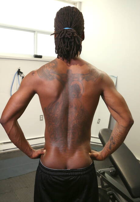 Der muskulöse Ebenholz-Ray Anthony zieht sich aus und zeigt seinen schönen Hintern