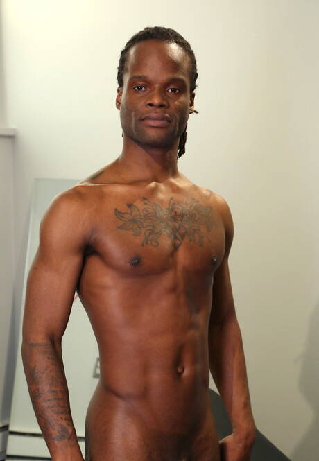 Der muskulöse Ebenholz-Ray Anthony zieht sich aus und zeigt seinen schönen Hintern