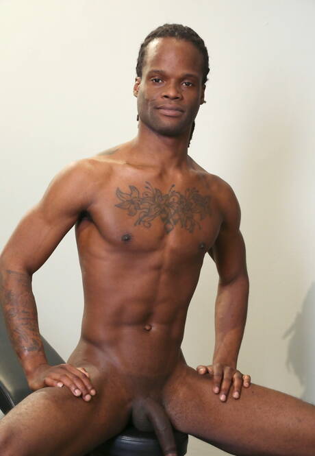 Der muskulöse Ebenholz-Ray Anthony zieht sich aus und zeigt seinen schönen Hintern