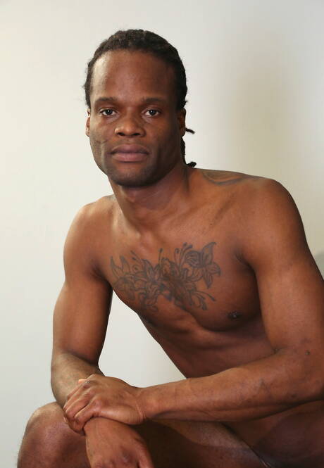 Der muskulöse Ebenholz-Ray Anthony zieht sich aus und zeigt seinen schönen Hintern