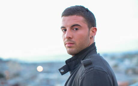 Michael Ramos, le costaud, se branle la bite à l