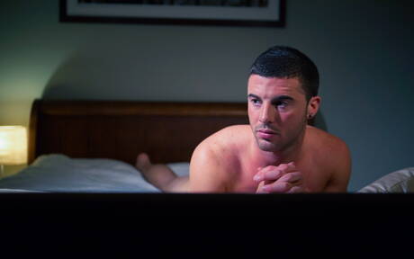 Michael Ramos, le costaud, se branle la bite à l