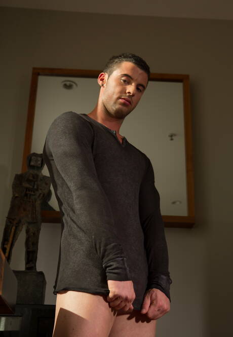 Michael Ramos, le costaud, se branle la bite à l