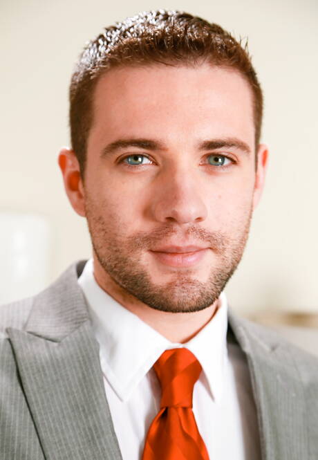 Dois caras americanos, o garanhão peludo Dylan Knight e o musculoso Luca Rosso, em uma foda anal gostosa