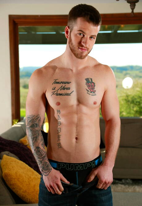 Les beaux garçons américains Bridger Watts et le beau mec Quentin Gainz dans une baise torride