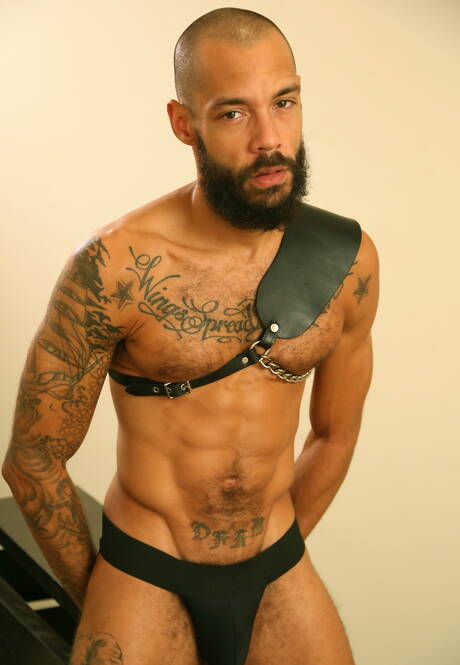 Der schwarze Muskelprotz Bam Bam und der Muskelprotz Dylan Henri haben guten Oralsex