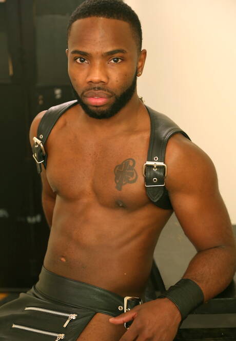 El bombón de ébano Bam Bam y el bombón Dylan Henri tienen un buen sexo oral