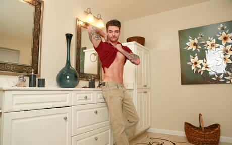 Os astros americanos Johnny Riley e Johnny Torque fazem sexo quente no banheiro