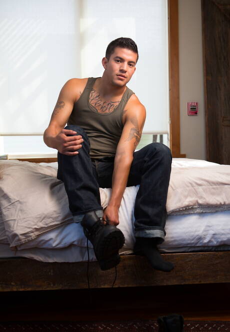 Stud Maxwell Diaz en de gespierde Amerikaanse Joey Rico poseren naakt en tonen hun hete kont