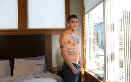 Stud Maxwell Diaz en de gespierde Amerikaanse Joey Rico poseren naakt en tonen hun hete kont