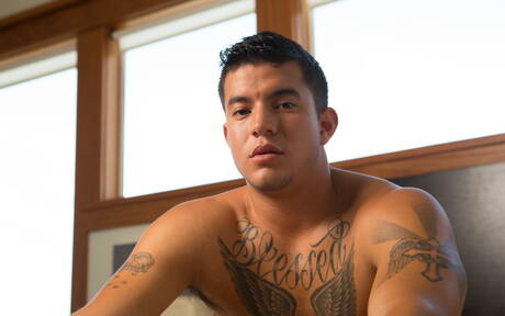 Stud Maxwell Diaz en de gespierde Amerikaanse Joey Rico poseren naakt en tonen hun hete kont