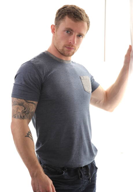 I simpatici amici americani Markie More, il super stallone, e il duro Derek Atlas in un duro sesso anale