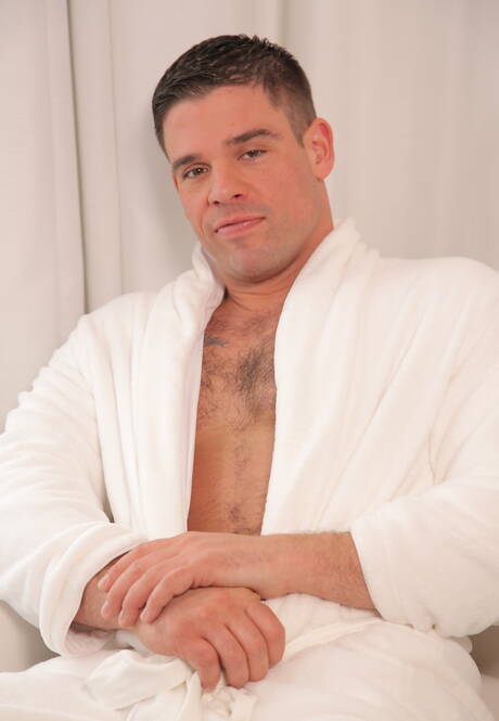 Os simpáticos amigos americanos, o super garanhão Markie More e o durão Derek Atlas em sexo anal hardcore