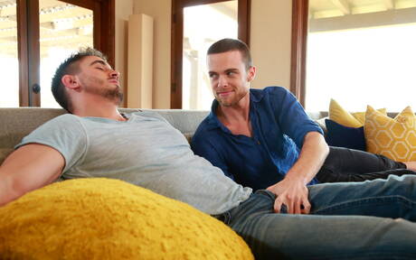 Gorący Amerykanie, dobrze zbudowany Brandon Moore i przystojniak Derrick Dime mają gorącą scenę miłosną