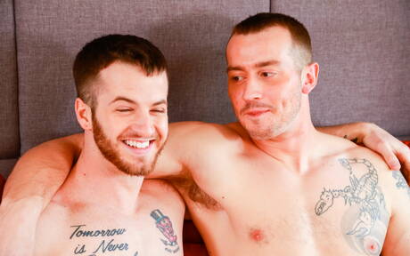 Os musculosos americanos Mark Long e Quentin Gainz se pegam