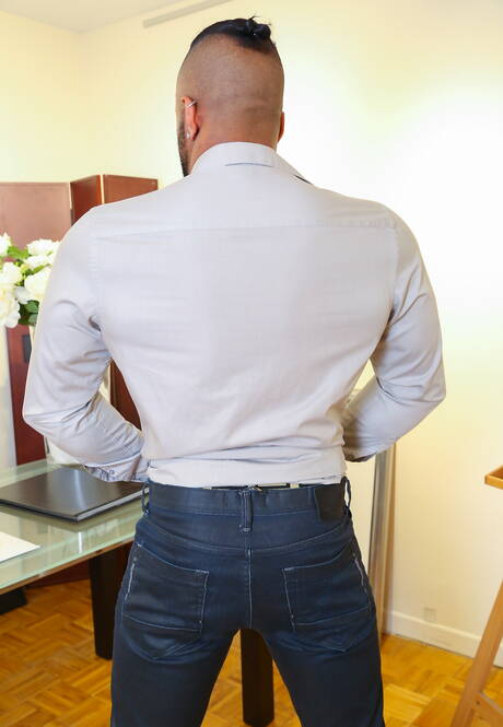 Der schöne Latino Damian C zeigt einen wunderschönen Körper