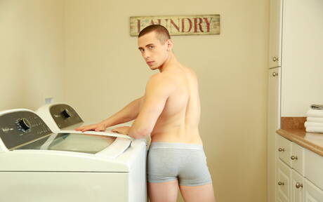 Der muskulöse Amerikaner Dante Martin wird nach dem Blowjob gefickt