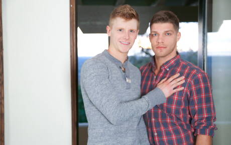 Les garçons américains bien bâtis Alex Tanner A et le beau mec Bridger Watts dans une scène homosexuelle torride