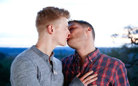 Les garçons américains bien bâtis Alex Tanner A et le beau mec Bridger Watts dans une scène homosexuelle torride