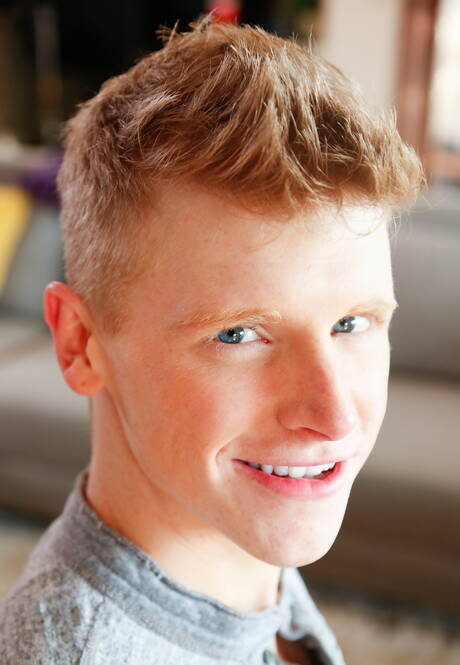 Les garçons américains bien bâtis Alex Tanner A et le beau mec Bridger Watts dans une scène homosexuelle torride