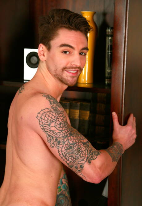 かなりアメリカ人の男、体格の良いブレナー・ボルトンと筋肉質のジョニー・トルクが熱いアナルセックスをする