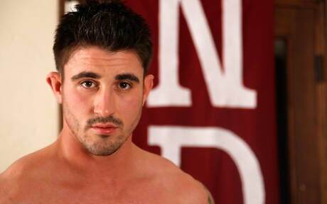 Hunk Bridger, Derrick, Markie i Rod uprawiają seks analny na sofie