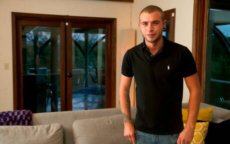 Les beaux garçons américains Alex Greene et le beau Bridger Watts dans une action de baise anale torride