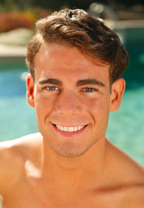 Seksowni Phenix Saint, Alexander Gustavo i Max Penn w gorącym trójkącie analnym w basenie