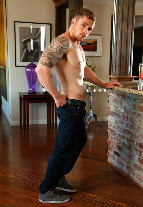 Amerykańskie gwiazdy, mięsisty Markie More i siłacz Jordan Boss ruchają się w tyłek po ssaniu kutasa