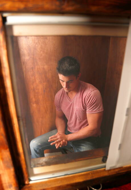 Zwei gut gebaute amerikanische Jungs, der gut gebaute Derrick Dime und der harte Kerl Markie More, in heißer Arschfick-Action mit Fisting