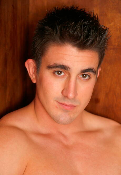 Zwei gut gebaute amerikanische Jungs, der gut gebaute Derrick Dime und der harte Kerl Markie More, in heißer Arschfick-Action mit Fisting