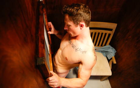 Zwei gut gebaute amerikanische Jungs, der gut gebaute Derrick Dime und der harte Kerl Markie More, in heißer Arschfick-Action mit Fisting