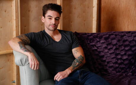 Gli amici sexy Jj Knight, Johnny Torque e Quentin Gainz in un bollente sesso a tre con sesso anale