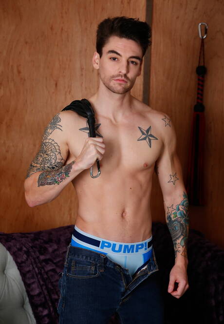 Gli amici sexy Jj Knight, Johnny Torque e Quentin Gainz in un bollente sesso a tre con sesso anale