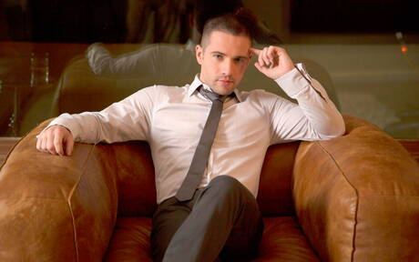 A lontra americana Dylan Knight e o durão inglês Gabriel Cross perfurando uma bunda com o punho