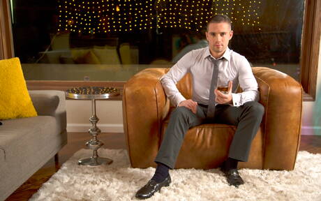 A lontra americana Dylan Knight e o durão inglês Gabriel Cross perfurando uma bunda com o punho