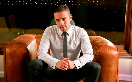 A lontra americana Dylan Knight e o durão inglês Gabriel Cross perfurando uma bunda com o punho