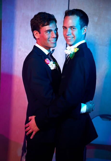 El jovencito estadounidense Garrett Cooper y el musculoso Max Penn tienen una escena de pareja apasionada